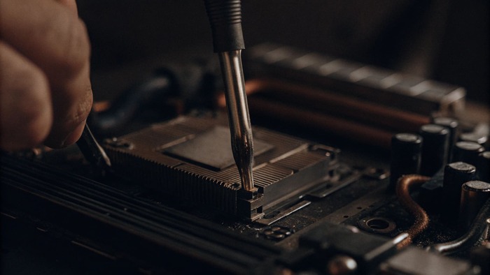 vista-de-primer-plano-de-un-disipador-de-calor-de-cpu-instalado-en